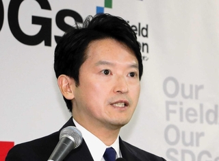 定例会見で話す斎藤元彦兵庫県知事＝１１日午前、県庁