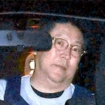 警察車両で送検される立花孝志容疑者＝１０日午前９時４１分、神戸市中央区下山手通５