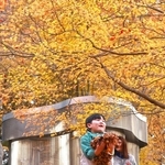 現代アートのそばで、落ち葉を集めて遊ぶ子どもたち＝２４日午後、神戸市灘区六甲山町