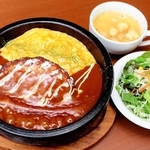 クローバーキッチンの「石焼オムライスランチ」