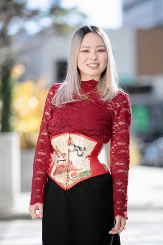 コルセットを着用する猿田奈央さん＝東京都中央区