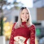 コルセットを着用する猿田奈央さん＝東京都中央区