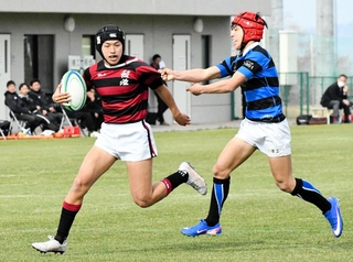 報徳－八幡工　相手の守備を突破する報徳のＷＴＢ森田