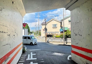 バイパスの穴門の出口と側道が交わる見通しの悪い交差点＝加古川市野口町北野