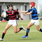 報徳－八幡工　相手の守備を突破する報徳のＷＴＢ森田