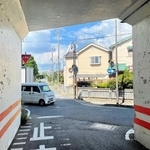 バイパスの穴門の出口と側道が交わる見通しの悪い交差点＝加古川市野口町北野