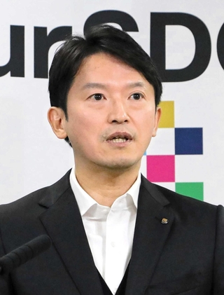 定例会見で話す兵庫県の斎藤元彦知事＝１８日午後、県庁