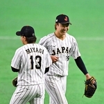 ５回途中、降板時に笑顔の高橋宏。左は宮城