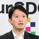 定例会見で話す兵庫県の斎藤元彦知事＝１８日午後、県庁