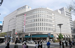 １９年ぶりに売上高が１千億円を突破した大丸神戸店＝神戸市中央区明石町