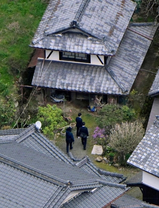 安達結希さんの自宅を調べる捜査員＝１５日午前１０時３５分、京都府南丹市