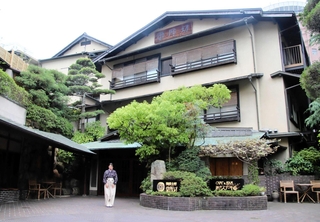 明治後期に建てられ、国の登録有形文化財に指定されている御所坊本館＝神戸市北区有馬町