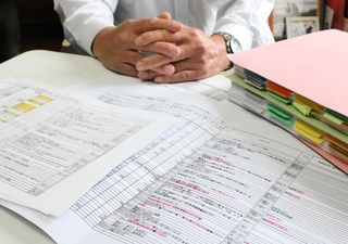 過労自死した女性獣医師の父親は長時間勤務の実態を調べた。「仕事終わらない」などＬＩＮＥのやりとりもつぶさに記載した（画像の一部を加工しています）＝兵庫県阪神地域