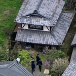 安達結希さんの自宅を調べる捜査員＝１５日午前１０時３５分、京都府南丹市