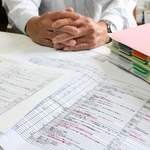 過労自死した女性獣医師の父親は長時間勤務の実態を調べた。「仕事終わらない」などＬＩＮＥのやりとりもつぶさに記載した（画像の一部を加工しています）＝兵庫県阪神地域
