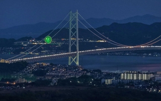 明石海峡大橋に並んだ車列＝５日夕、神戸市西区室谷１から望む（ドローンで撮影・斎藤雅志）