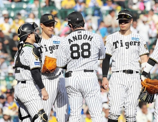 ８回、ピンチを迎え、マウンドに集まる阪神先発の大竹（左から２人目）、佐藤（右端）ら
