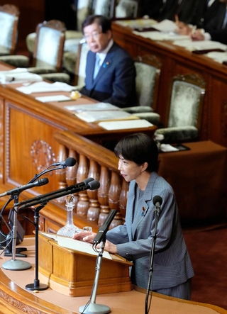 衆院本会議で答弁する高市首相。奥は平口法相＝２６日午後