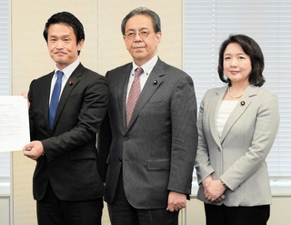 野党３党の代表。（左から）中道改革連合の小川淳也代表、立憲民主党の水岡俊一代表、公明党の竹谷とし子代表＝３月１９日、国会内
