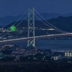 明石海峡大橋に並んだ車列＝５日夕、神戸市西区室谷１から望む（ドローンで撮影・斎藤雅志）