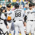 ８回、ピンチを迎え、マウンドに集まる阪神先発の大竹（左から２人目）、佐藤（右端）ら