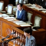 衆院本会議で答弁する高市首相。奥は平口法相＝２６日午後