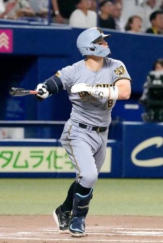 ７回阪神無死一塁、佐藤が右中間に２ランを放つ
