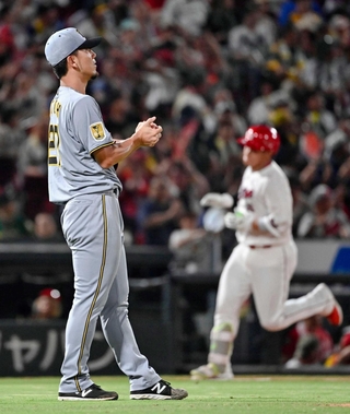 ６回、広島・坂倉（奥）に本塁打を浴びた阪神・伊藤将