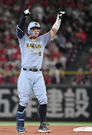 ８回、２点二塁打を放ちポーズをとる阪神・佐藤