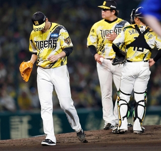 ６回途中、ピンチを招き降板する阪神・大竹（左）