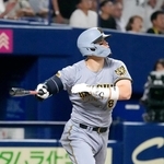 ７回阪神無死一塁、佐藤が右中間に２ランを放つ