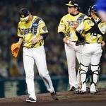 ６回途中、ピンチを招き降板する阪神・大竹（左）
