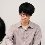 子どもと対局するアマ七段の慶田義法さん＝かこがわ将棋プラザ