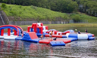 涼しく、スリルも味わえる水上アスレチック（ＭＥリゾート播磨提供）