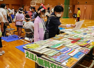 「光都０円ストア」で交流する地域住民ら＝たつの市新宮町光都１