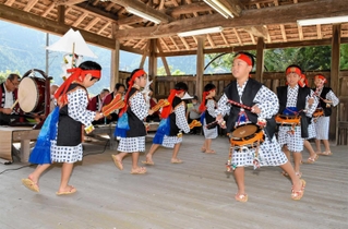 チャンチャコ踊りを披露する子どもたち＝波賀八幡神社