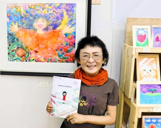 期間限定でギャラリーをオープンした岡本由美さん＝いずれも三田市中央町