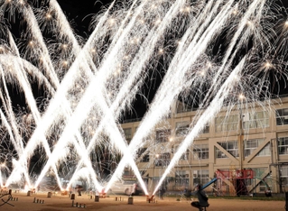 校舎よりも高く上がった花火＝いずれも二見小学校