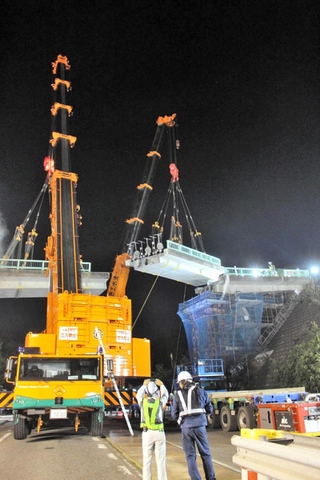 撤去するため、巨大クレーンでつり上げられた道路橋＝いずれも小野市池尻町