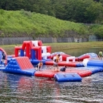 涼しく、スリルも味わえる水上アスレチック（ＭＥリゾート播磨提供）