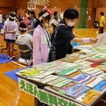 「光都０円ストア」で交流する地域住民ら＝たつの市新宮町光都１