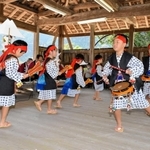 チャンチャコ踊りを披露する子どもたち＝波賀八幡神社