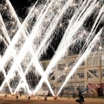 校舎よりも高く上がった花火＝いずれも二見小学校