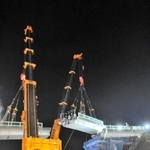 撤去するため、巨大クレーンでつり上げられた道路橋＝いずれも小野市池尻町