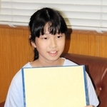 ロープを首に巻いた女性を助け、のじぎく賞を受け取った鳥居あいさん＝神戸西署