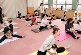 親子でヨガに取り組んだ参加者たち＝灘区深田町４