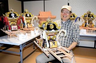身近な素材で播磨の祭り屋台の精巧な模型を作り上げる山本武さん＝姫路市広畑区蒲田