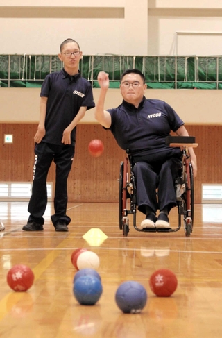 白石義正さん（右）と二俣雅樹さん＝神戸市西区曙町、県立障害者スポーツ交流館