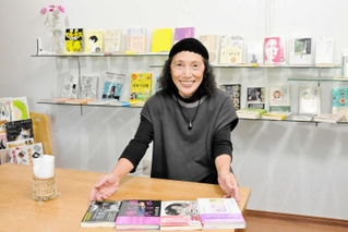 文庫カフェで新刊書を紹介する藤原国子さん＝小野市大開町
