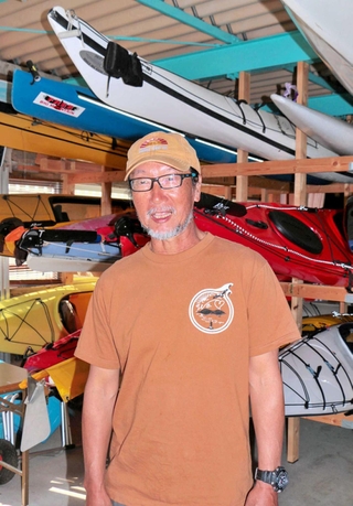 瀬戸内カヤック横断隊に参加した山口晴康さん＝赤穂市御崎